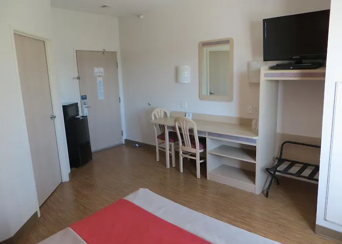 Hotel 6-minonk, Il 2*
