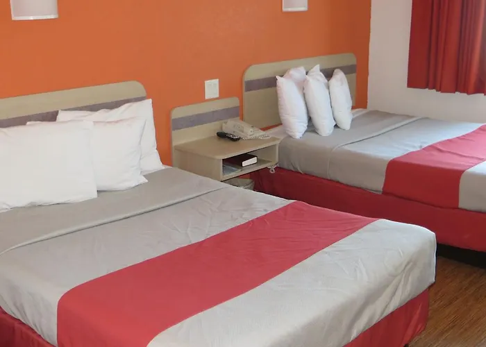 6-minonk, Il Hotel
