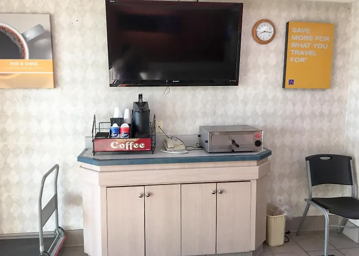 6-minonk, Il Hotel