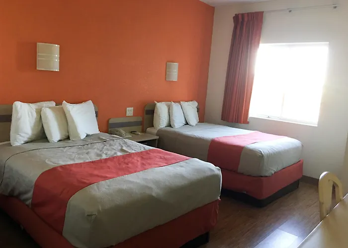 6-minonk, Il Hotel 2*