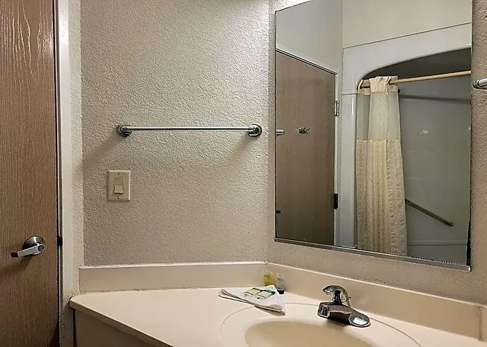 6-minonk, Il Hotel 2*