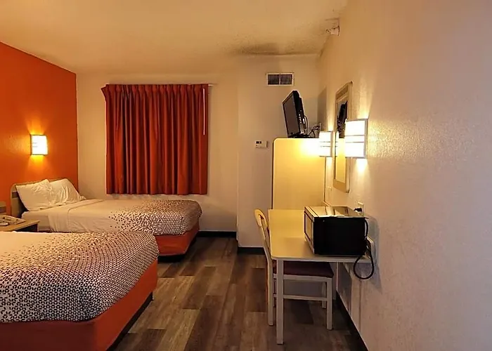6-minonk, Il Hotel 2*