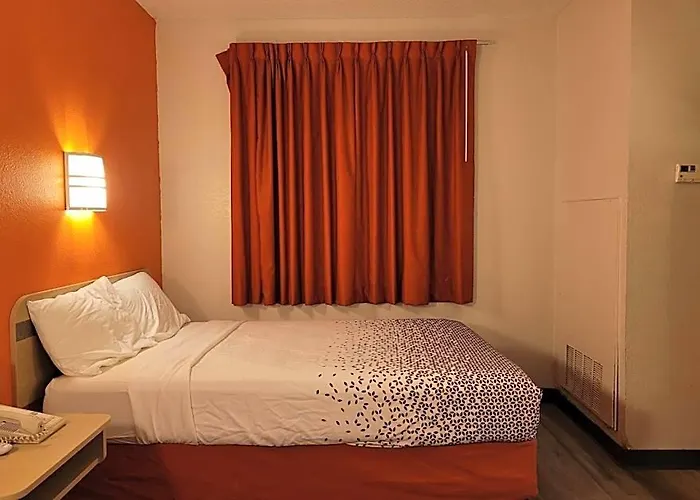 6-minonk, Il Hotel