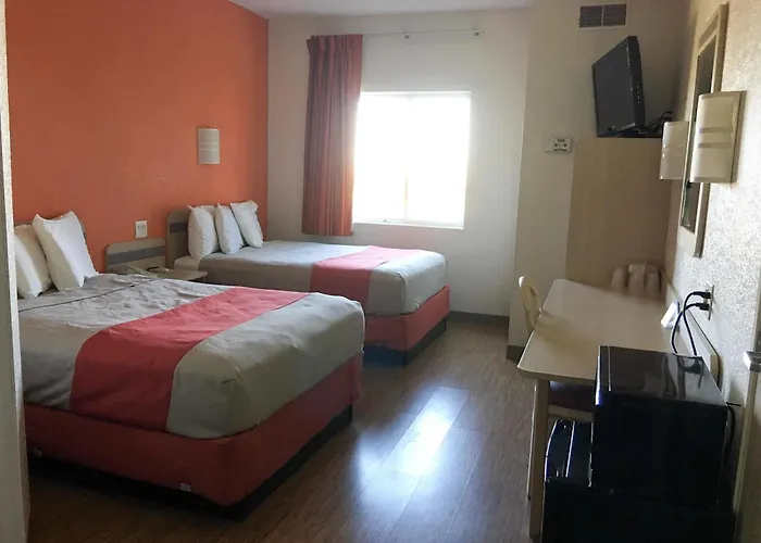 6-minonk, Il Hotel