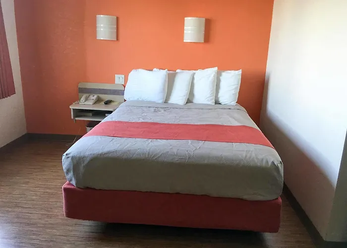 Hotel 6-minonk, Il 2*