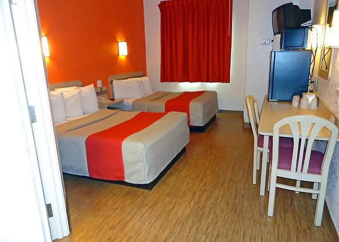 Hotel 6-minonk, Il 2*